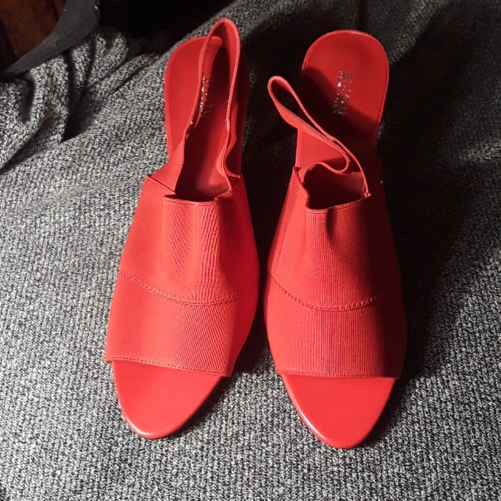 NWOT red 11 wide shoe